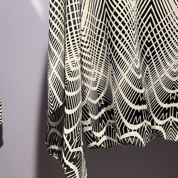 Alfani Size Medium Black and White Top with Angel Sleeves - Picture 5 of 5